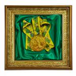 Панно с медалью «Долгожителю» в стильной винтажной багетной раме на подложке из атласа глубокого зеленого цвета