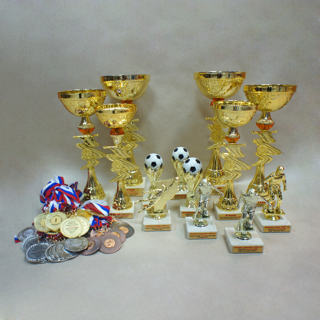 Золотые кубки футбола. Футбольные кубки и медали. Коллекция медалей и кубков. Футбольный Кубок награда. Награждение Кубком футбол.
